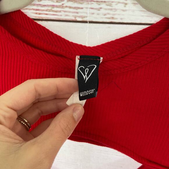 Windsor M Red Ribbed Cutout Sweetheart Short Sleeve Crew Neck Crop Top - Picture 7 of 9